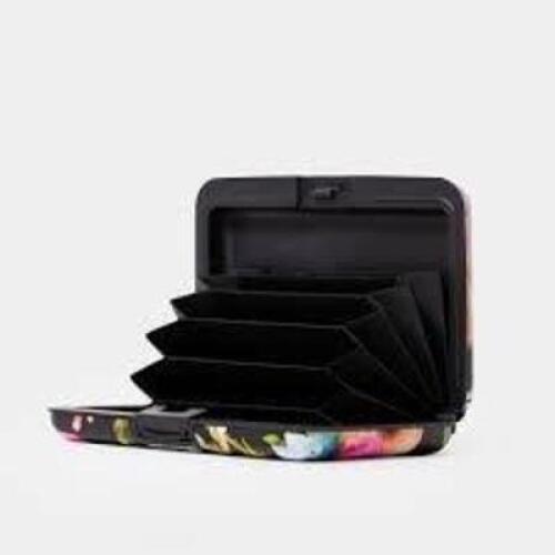 DESCRIPTION: (1) CASE OF APPROX (20) METAL WALLETS BRAND/MODEL: ARMORED WALLET INFORMATION: MANY DESIGNS QTY: 1