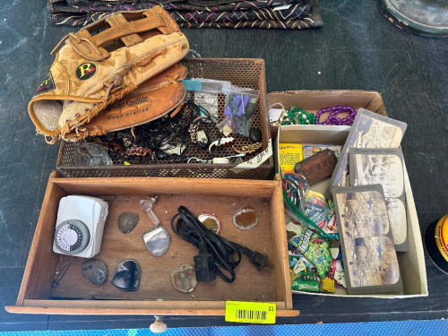 ASSORTED JEWELRY, KEYCHAINS, D&Eacute;COR, AND VINTAGE ITEMS