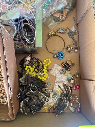 ASSORTED JEWELRY, KEYCHAINS, D&Eacute;COR, AND VINTAGE ITEMS