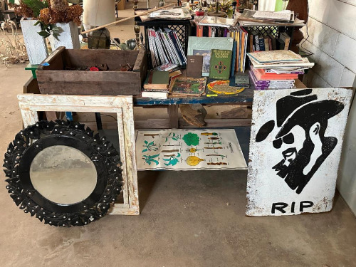 ROLLING CART WITH ASSORTED D&Eacute;COR CONTENTS
