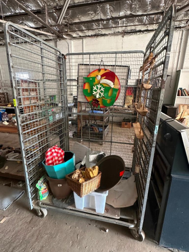 ROLLING CART WITH ASSORTED D&Eacute;COR CONTENTS