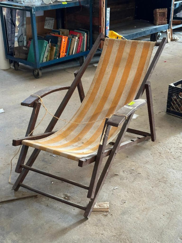 VINTAGE LAWN CHAIR