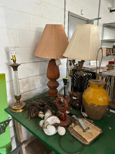 LARGE ASSORTMENT OF VINTAGE D&Eacute;COR AND LAMPS
