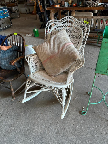 VINTAGE CHAIR
