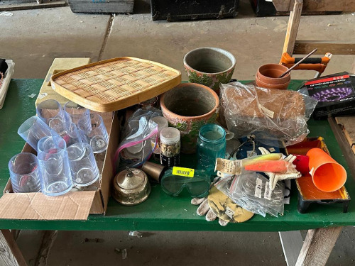 LARGE ASSORTMENT OF VINTAGE D&Eacute;COR AND GLASSWARE