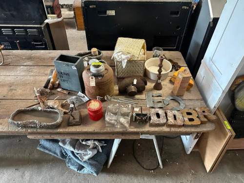 LARGE ASSORTMENT OF VINTAGE D&Eacute;COR