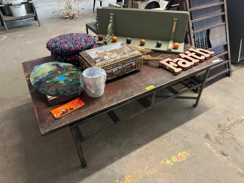 COFFEE TABLE WITH ASSORTED D&Eacute;COR