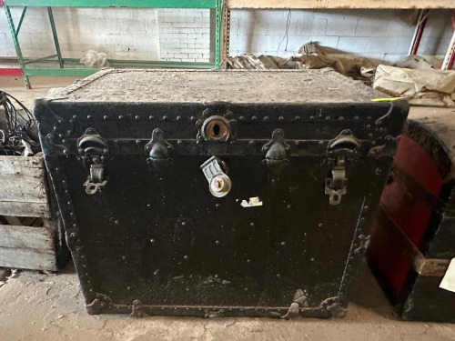 VINTAGE TRUNK