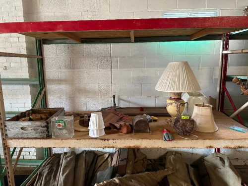 LARGE GROUP OF VINTAGE D&Eacute;COR AND LIGHTING