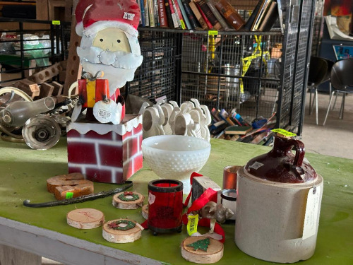 LARGE GROUP OF VINTAGE D&Eacute;COR