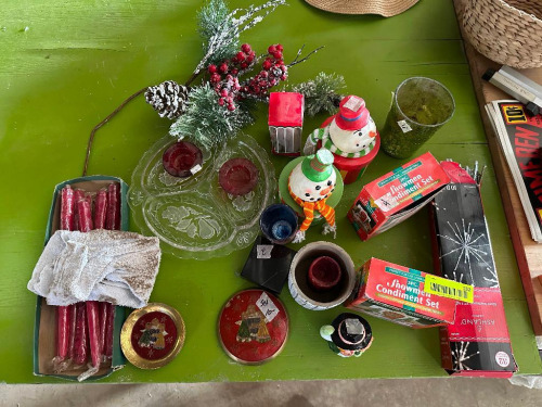 LARGE GROUP OF VINTAGE D&Eacute;COR