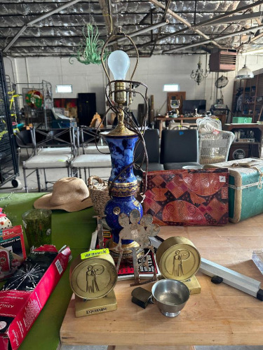LARGE GROUP OF VINTAGE D&Eacute;COR AND LIGHTING
