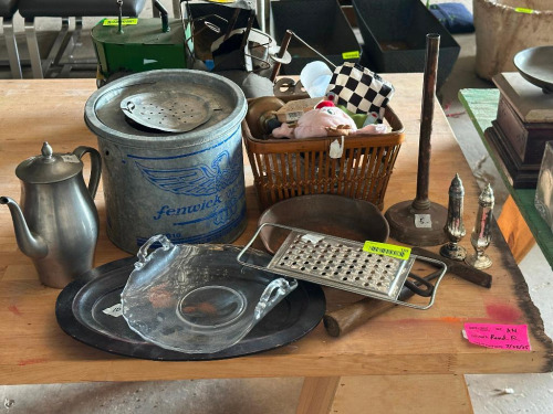 LARGE GROUP OF VINTAGE D&Eacute;COR