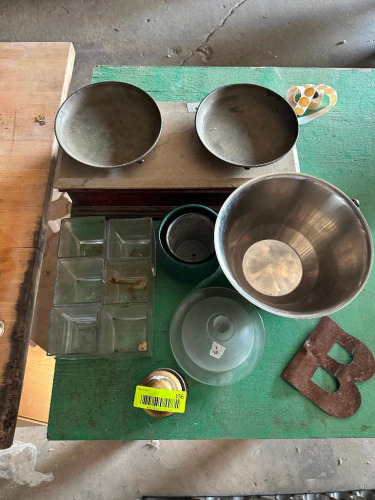 LARGE GROUP OF VINTAGE D&Eacute;COR