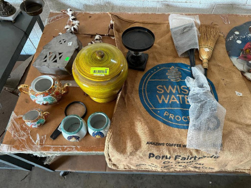 LARGE GROUP OF VINTAGE D&Eacute;COR AND KITCHEN ITEMS