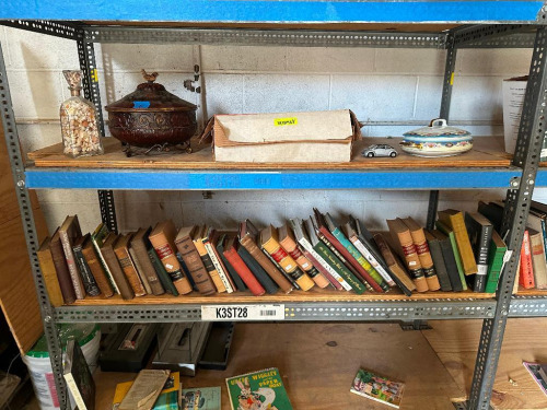 LARGE GROUP OF VINTAGE BOOKS AND D&Eacute;COR