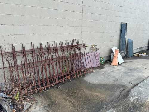 ASSORTED METAL FENCE PIECES AND D&Eacute;COR ITEMS