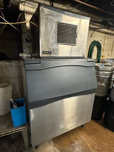 SCOTSMAN 500 LB. AIR COOLED ICE HEAD W/ STORAGE BIN.