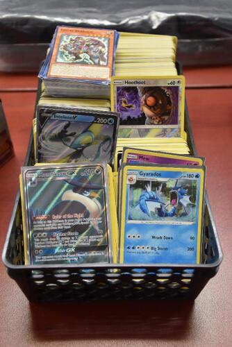 LARGE GROUP OF HALLOGRAPHIC POKEMON CARDS