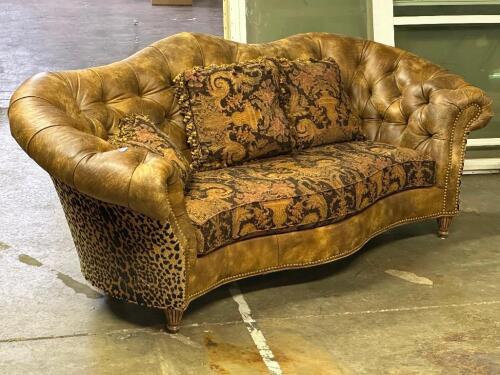 HIGH QUALITY LEATHER TUFTED SOFA WITH PILLOWS