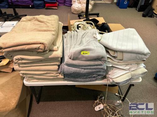(1) LOT OF THERAPY BED ELECTRIC BLANKETS AND LINENS FOR MASSAGE THERAPY TABLES