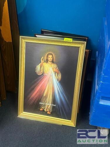 ASSORTED OFFICE DECORATIONS AND WALL ART