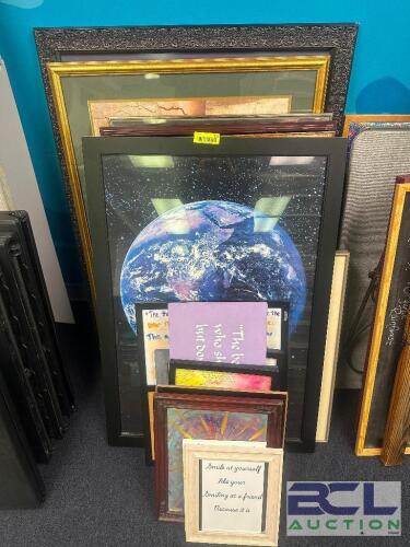 ASSORTED OFFICE DECORATIONS AND WALL ART