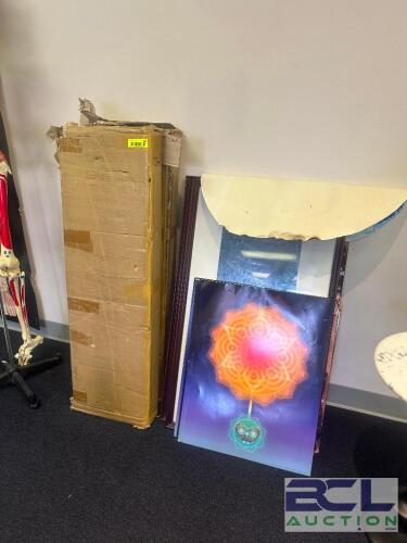 ASSORTED OFFICE DECORATIONS AND WALL ART