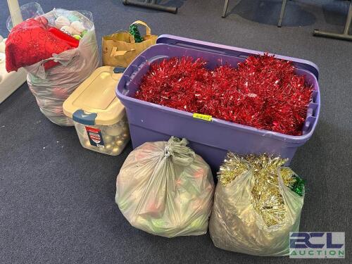 LARGE GROUP OF HOLIDAY DECORATIONS