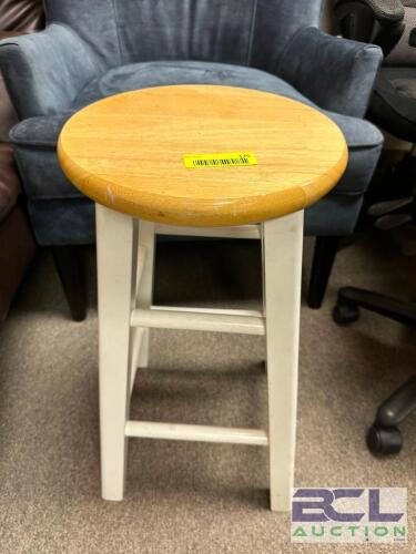 12" ROUND WOODEN STOOL
