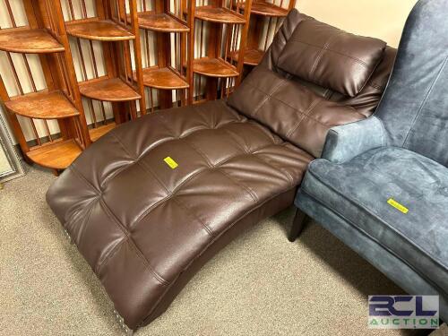 BROWN PLEATHER LOUNGE CHAIR