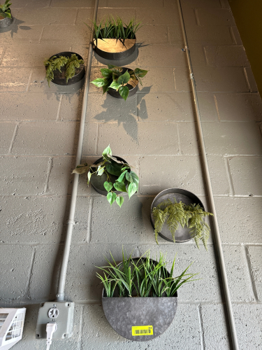 (15) ASSORTED FAKE PLANT AND METAL TIN WALL DECORATION SET.