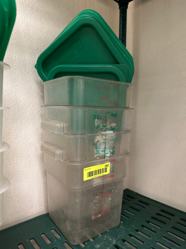 (4) 4 QT PLASTIC CONTAINERS WITH LIDS
