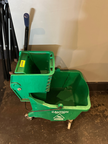 MOP BUCKET AND WRINGER