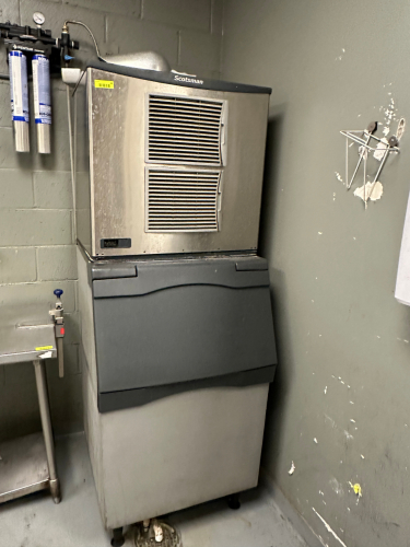SCOTSMAN 500 LB. AIR COOLED ICE HEAD WITH STORAGE BIN AND FILTER.
