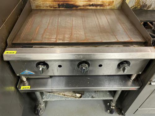 CASTLE 36" THREE BURNER FLAT GRILL.