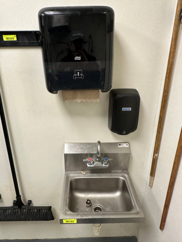 WALL MOUNTED STAINLESS HAND SINK