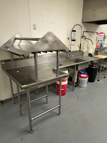 10' X 3' L SHAPED STAINLESS SOIL TABLE W/ SPRAY STATION AND RISER SHELF.