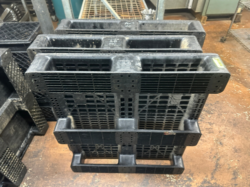 (5) BLACK PLASTIC SHIPPING PALLETS.