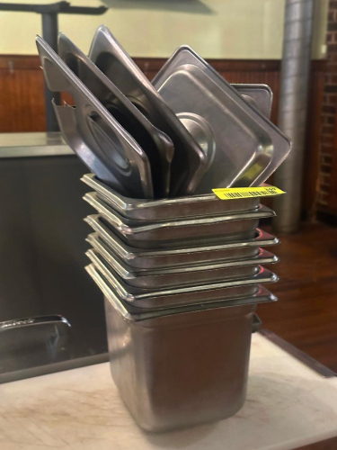 (6) 1/6TH SIZE STAINLESS INSERTS W/ LIDS.