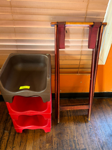 (3) PLASTIC BOOSTER SEATS AND (1) TRAY STAND.