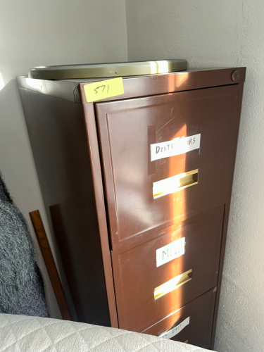 FOUR DRAWER METAL FILE CABINET.