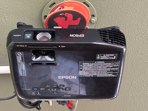 EPSON EX5220 DIGITAL PROJECTOR W/ RETRACTABLE SCREEN