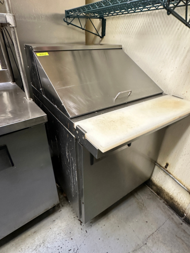 AVANTCO 27" REFRIGERATED SANDWICH PREP COOLER.