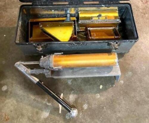 DESCRIPTION&nbsp;DRYWALL TAPING BOXES AND FILL PUMP WITH POLES&nbsp; THIS LOT IS ONE MONEY QUANTITY: X BID 1