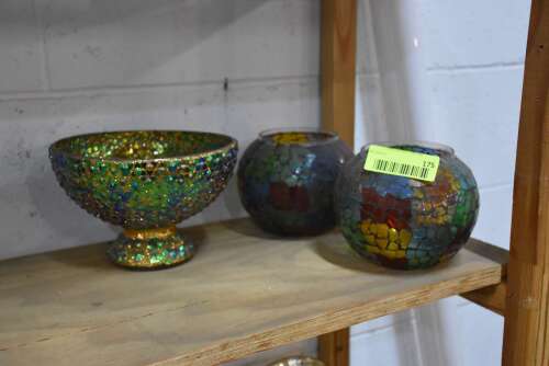 (3) - MATCHING TABLE D&Eacute;COR / VASES
