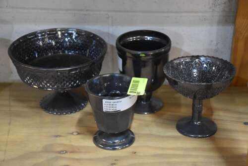 (4) - MATCHING TABLE D&Eacute;COR / VASES