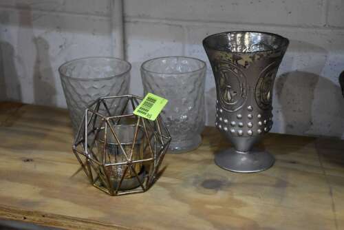 (4) - MATCHING TABLE D&Eacute;COR / VASES