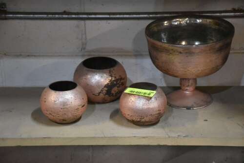 (4) - MATCHING TABLE D&Eacute;COR / VASES