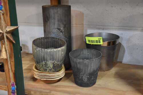 (5) - MATCHING TABLE D&Eacute;COR / VASES
